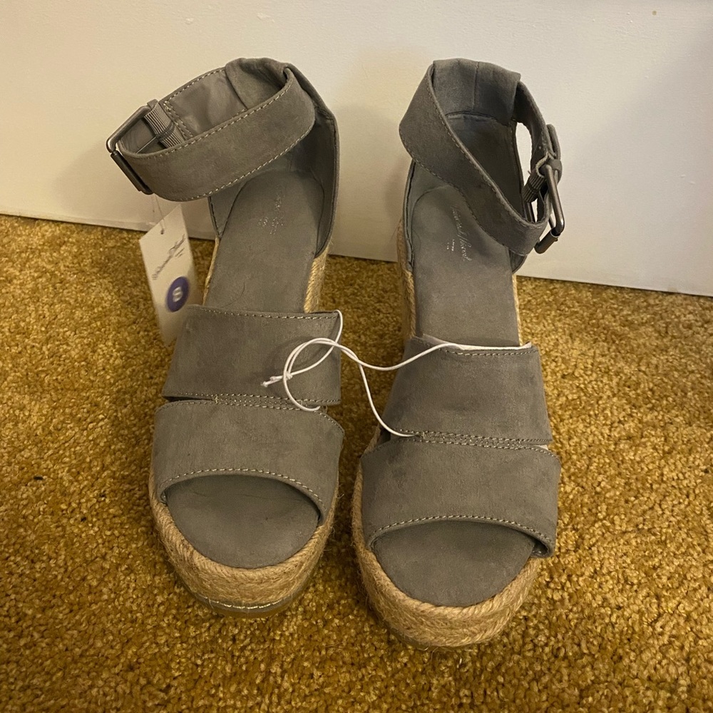 Universal Threads Sandals Size 8